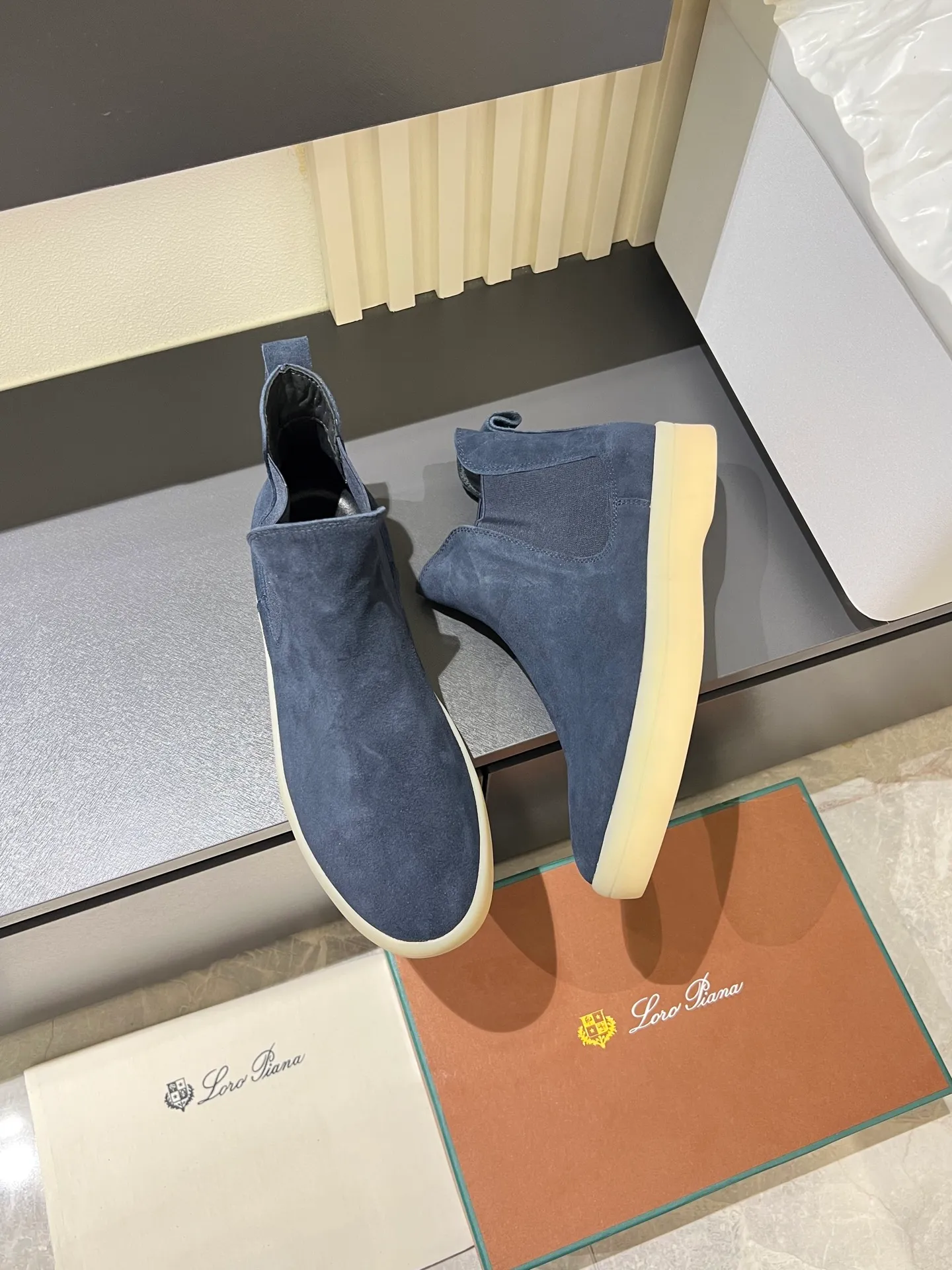 p440 Loro Piana's new niche winter men's mid-top shoes are shipped! The fabric is made of mercerized cowhide imported from Italy, with a sheepskin lining, which is comfortable, breathable and not stuffy to the feet. The outsole is made of natural rubber, which is wear-resistant and non-slip! Size: 38-44 (45.46.)